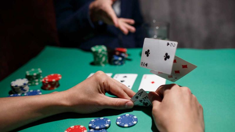 Fold trong poker là gì? Khái niệm cơ bản và vai trò